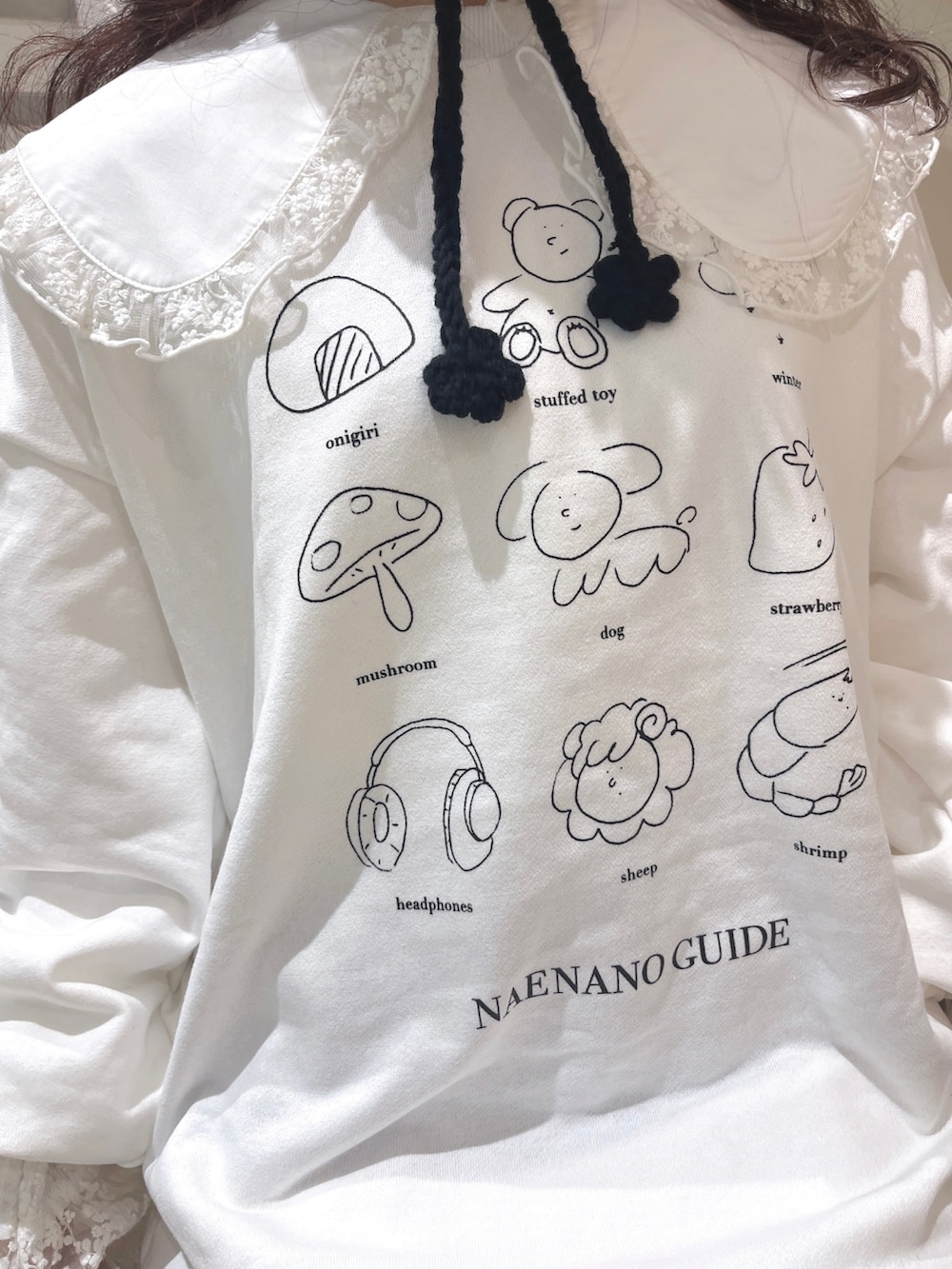 ホワイト系のスウェット、ホワイト系のシャツ/ブラウス、ブルー系のスカートを着用したレディースの秋コーディネートの6枚目の写真