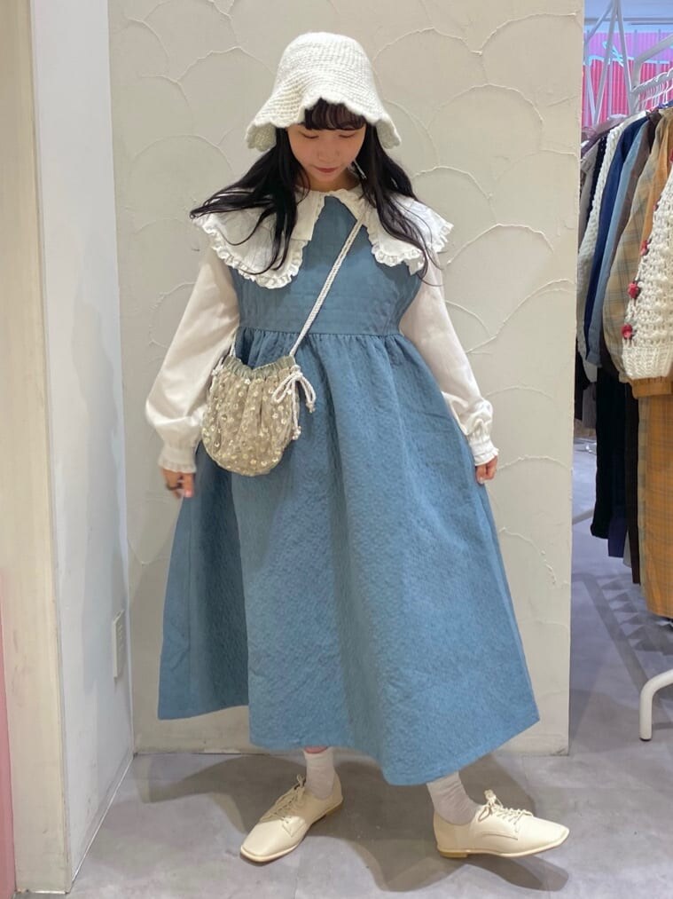 ホワイト系のシャツ/ブラウス、ホワイト系のその他シューズ、ブルー系のワンピースを着用したレディースの秋コーディネートの2枚目の写真