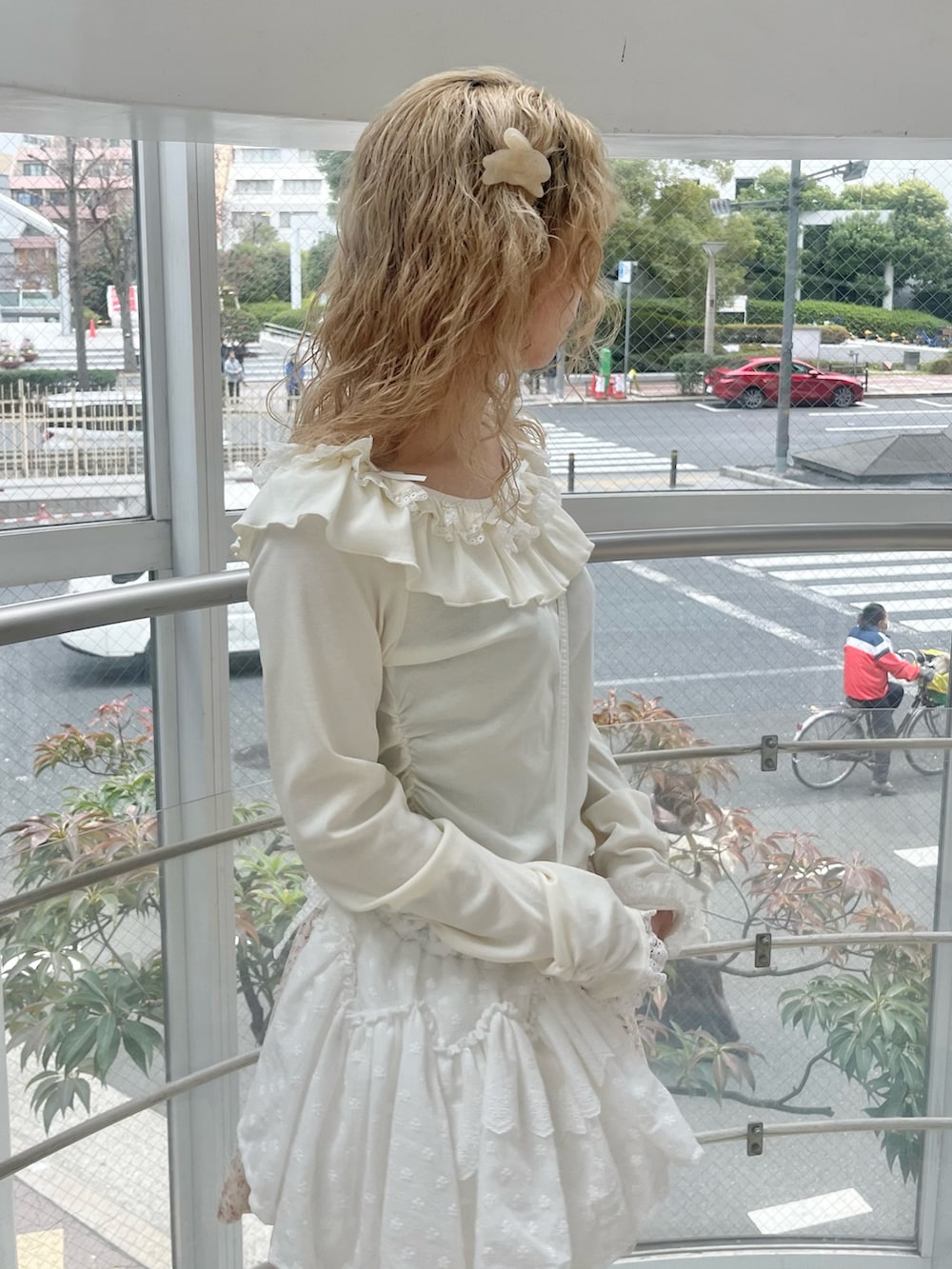 ホワイト系のTシャツ/カットソー、ホワイト系のショルダーバッグ、ピンク系のスカートを着用したレディースの冬コーディネートの4枚目の写真