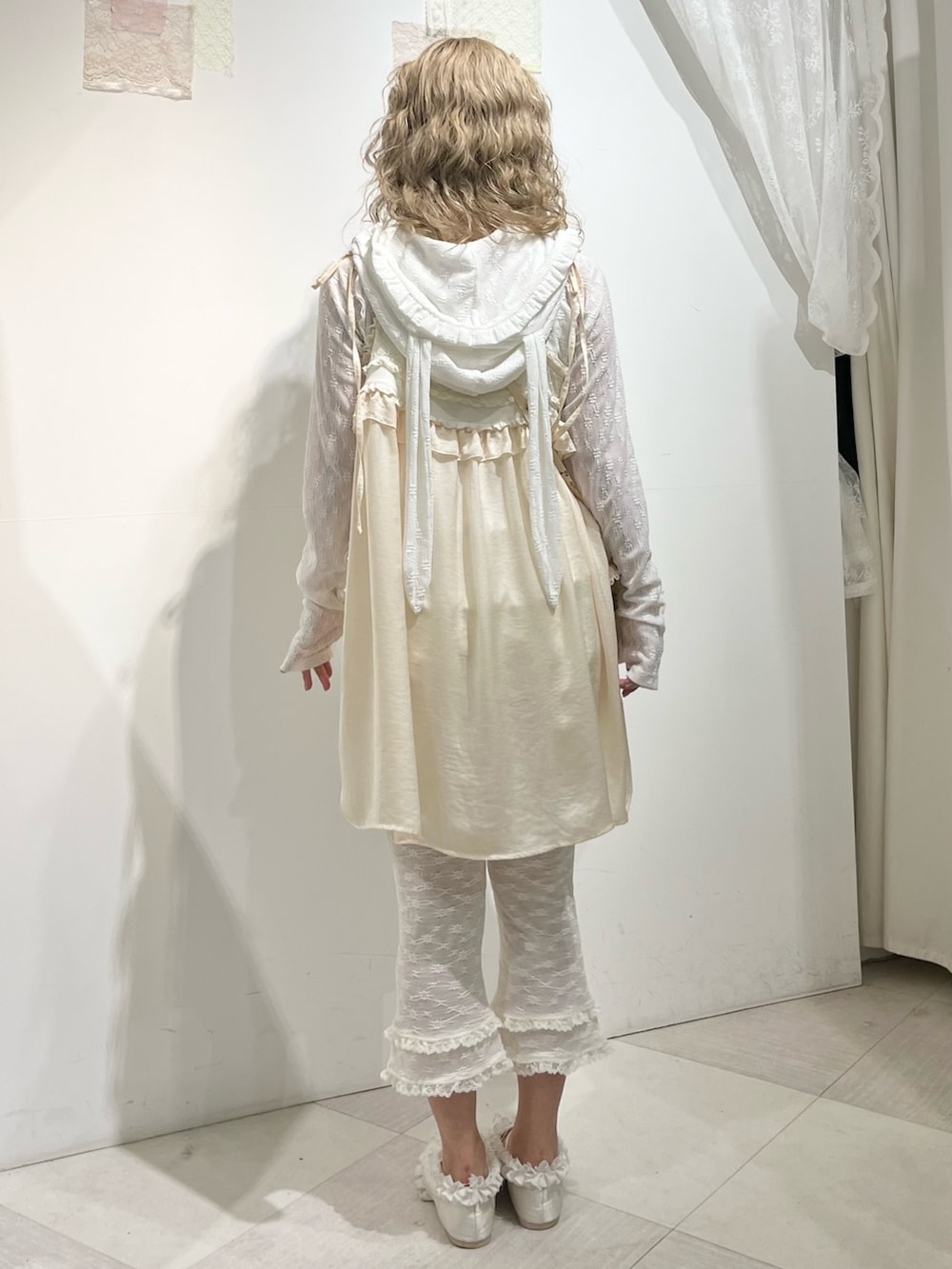 ホワイト系のその他トップス、ホワイト系のTシャツ/カットソー、ホワイト系のショルダーバッグを着用したレディースの秋コーディネートの4枚目の写真