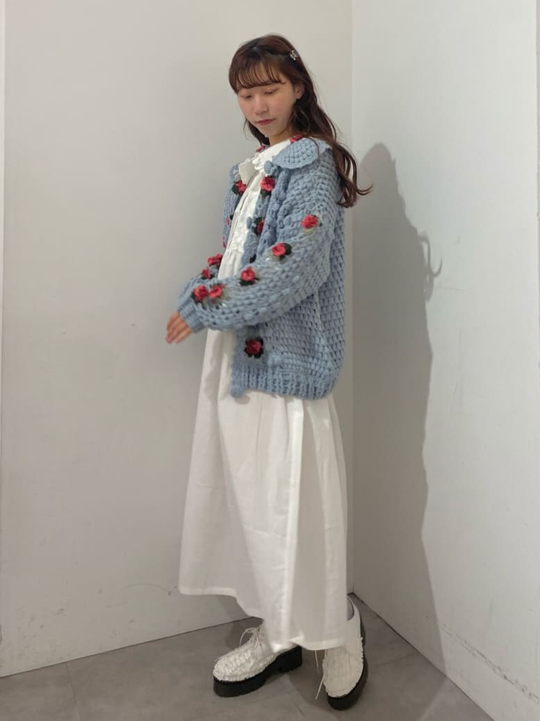 ホワイト系のその他シューズ、ブルー系のカーディガン/ボレロ、ホワイト系のワンピースを着用したレディースの春コーディネートの3枚目の写真