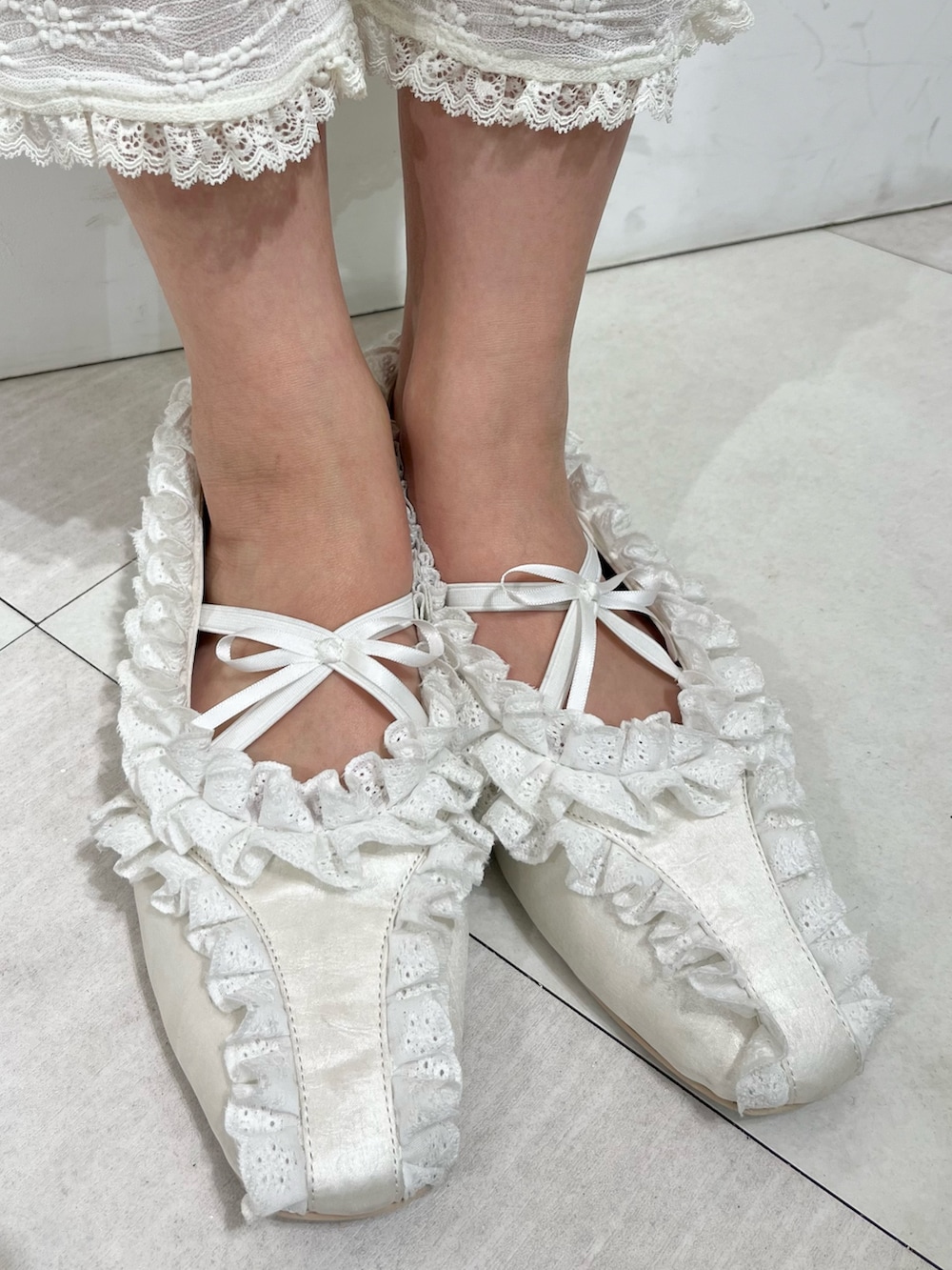 ホワイト系のその他トップス、ホワイト系のTシャツ/カットソー、ホワイト系のショルダーバッグを着用したレディースの秋コーディネートの10枚目の写真