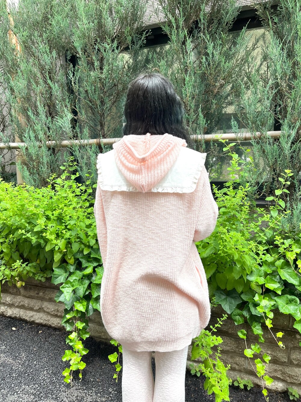 ピンク系のカーディガン/ボレロ、ピンク系のスウェットパンツ、ホワイト系のスニーカーを着用したレディースの夏コーディネートの6枚目の写真