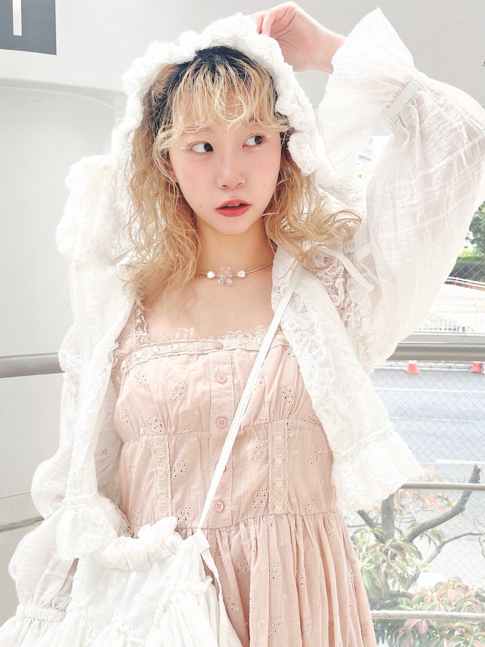 ホワイト系のブルゾン、ピンク系のワンピース、ホワイト系のバレエシューズを着用したレディースの春コーディネートの5枚目の写真