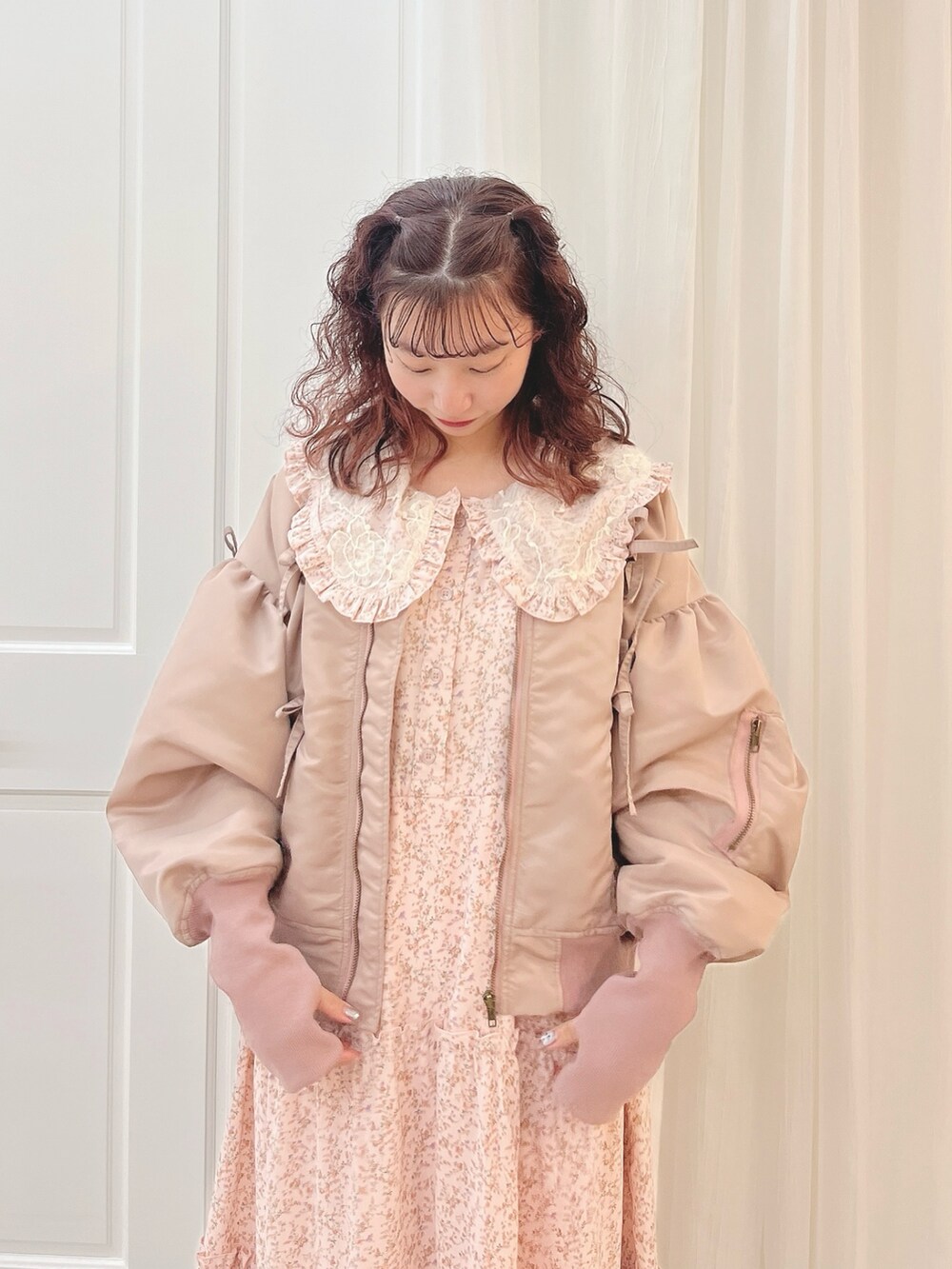ピンク系のワンピース、ピンク系のMA-1、ホワイト系のローファーを着用したレディースの夏コーディネートの3枚目の写真