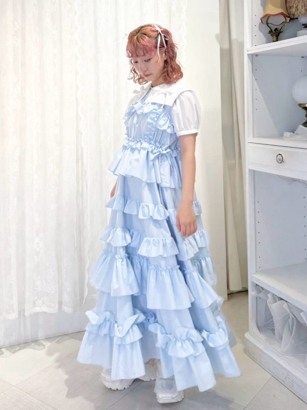 ホワイト系のシャツ/ブラウス、ブルー系のワンピース、ホワイト系のスニーカーを着用したレディースの夏コーディネートの2枚目の写真