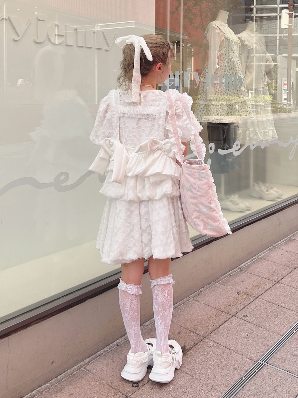 ホワイト系のワンピース、ピンク系のトートバッグ、ホワイト系のスニーカーを着用したレディースの夏コーディネートの3枚目の写真