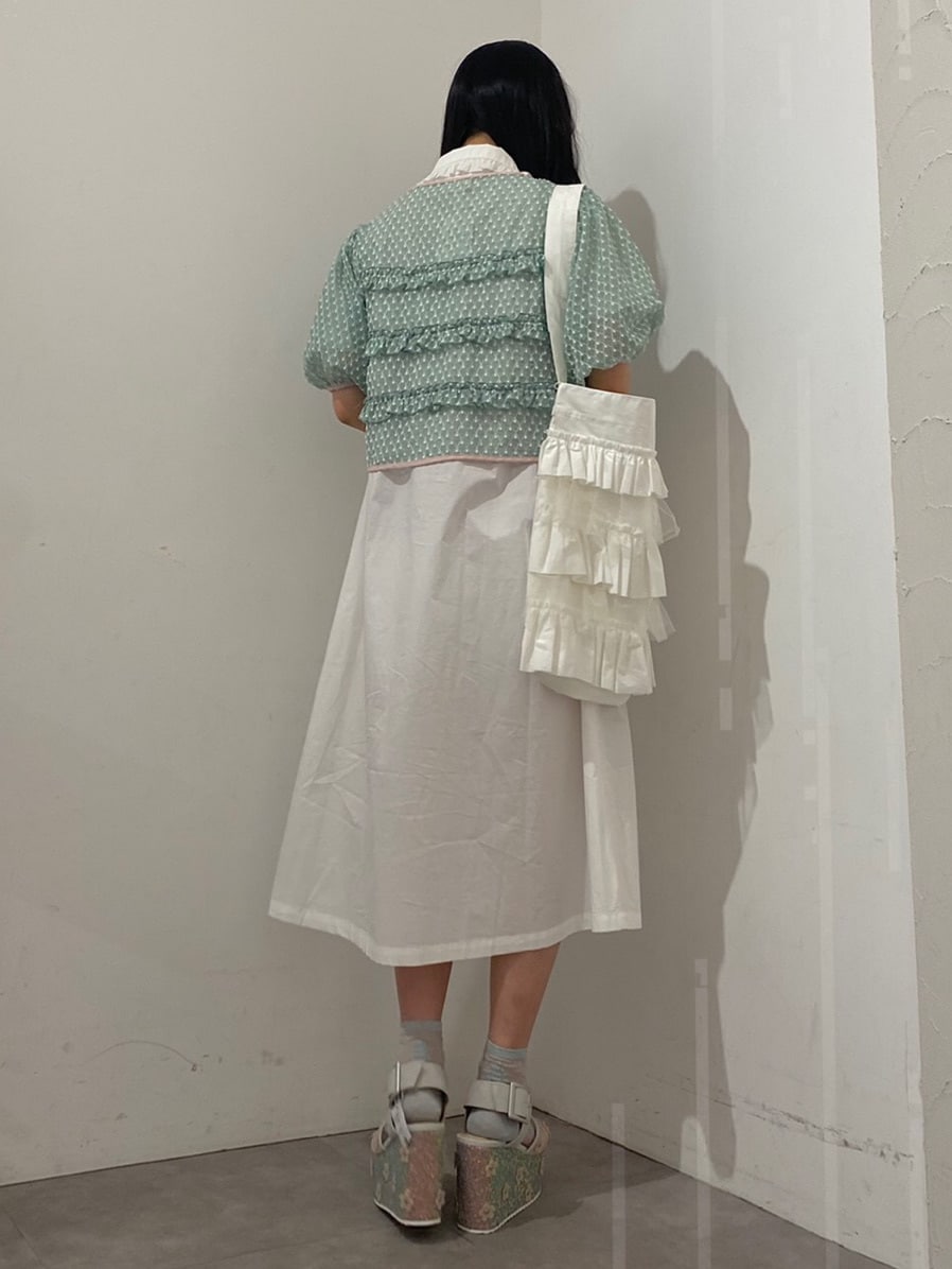 ホワイト系のトートバッグ、ホワイト系のワンピースを着用したレディースの春コーディネートの3枚目の写真