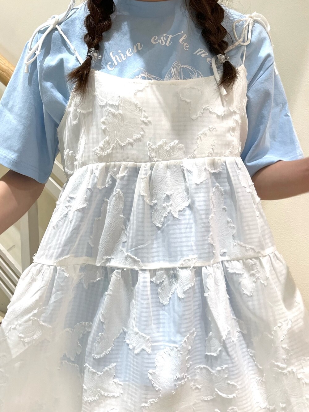 ブルー系のTシャツ/カットソー、ホワイト系のシャツ/ブラウス、ホワイト系のその他パンツを着用したレディースの春コーディネートの4枚目の写真