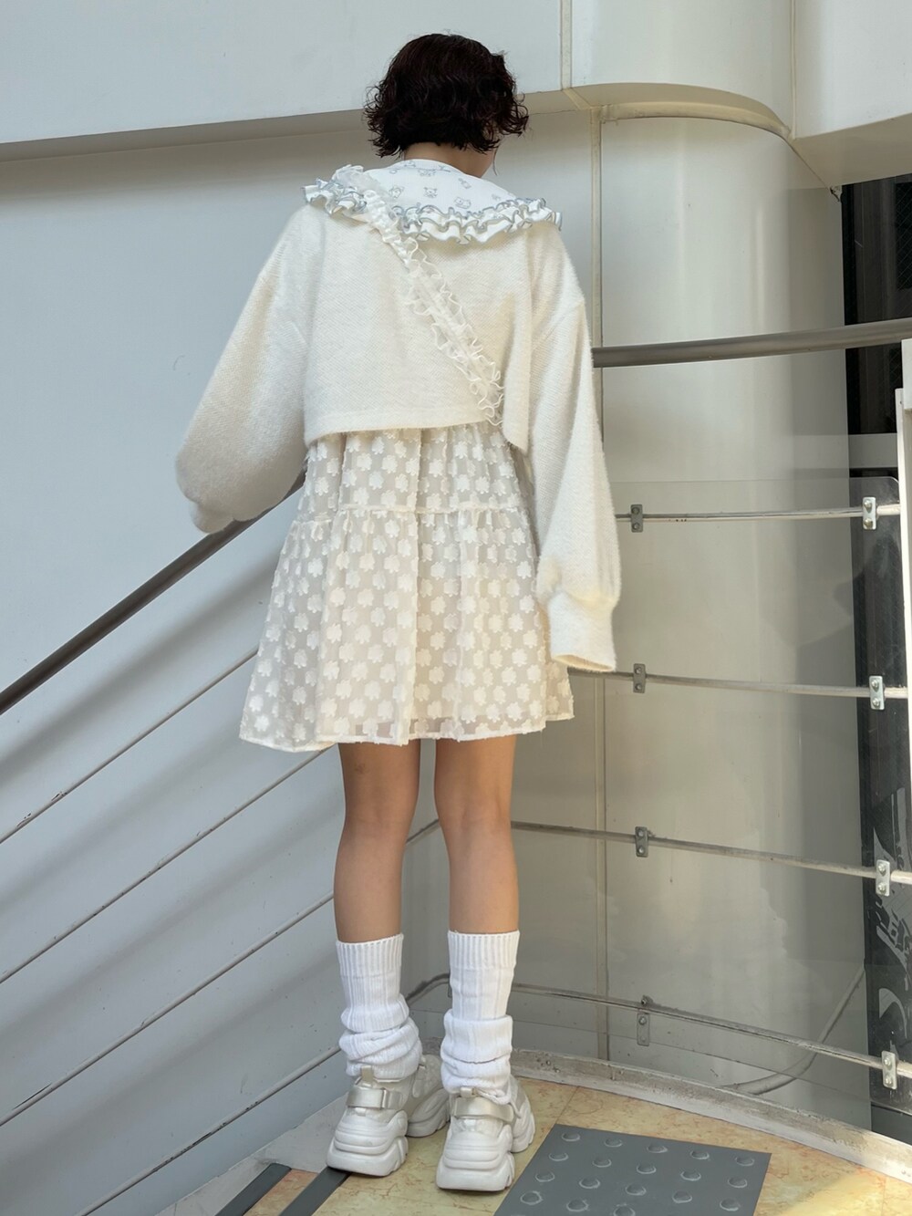 ホワイト系のカーディガン/ボレロ、ホワイト系のショルダーバッグ、ホワイト系のワンピースを着用したレディースの秋コーディネートの3枚目の写真