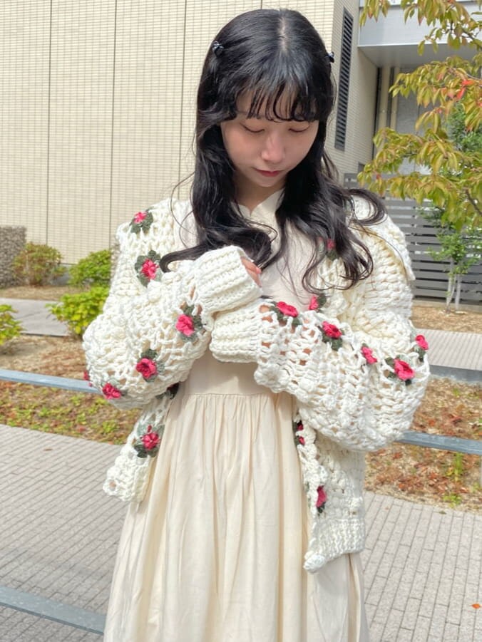 ホワイト系のワンピース、ホワイト系のカーディガン/ボレロ、ホワイト系のブーツを着用したレディースの秋コーディネートの4枚目の写真