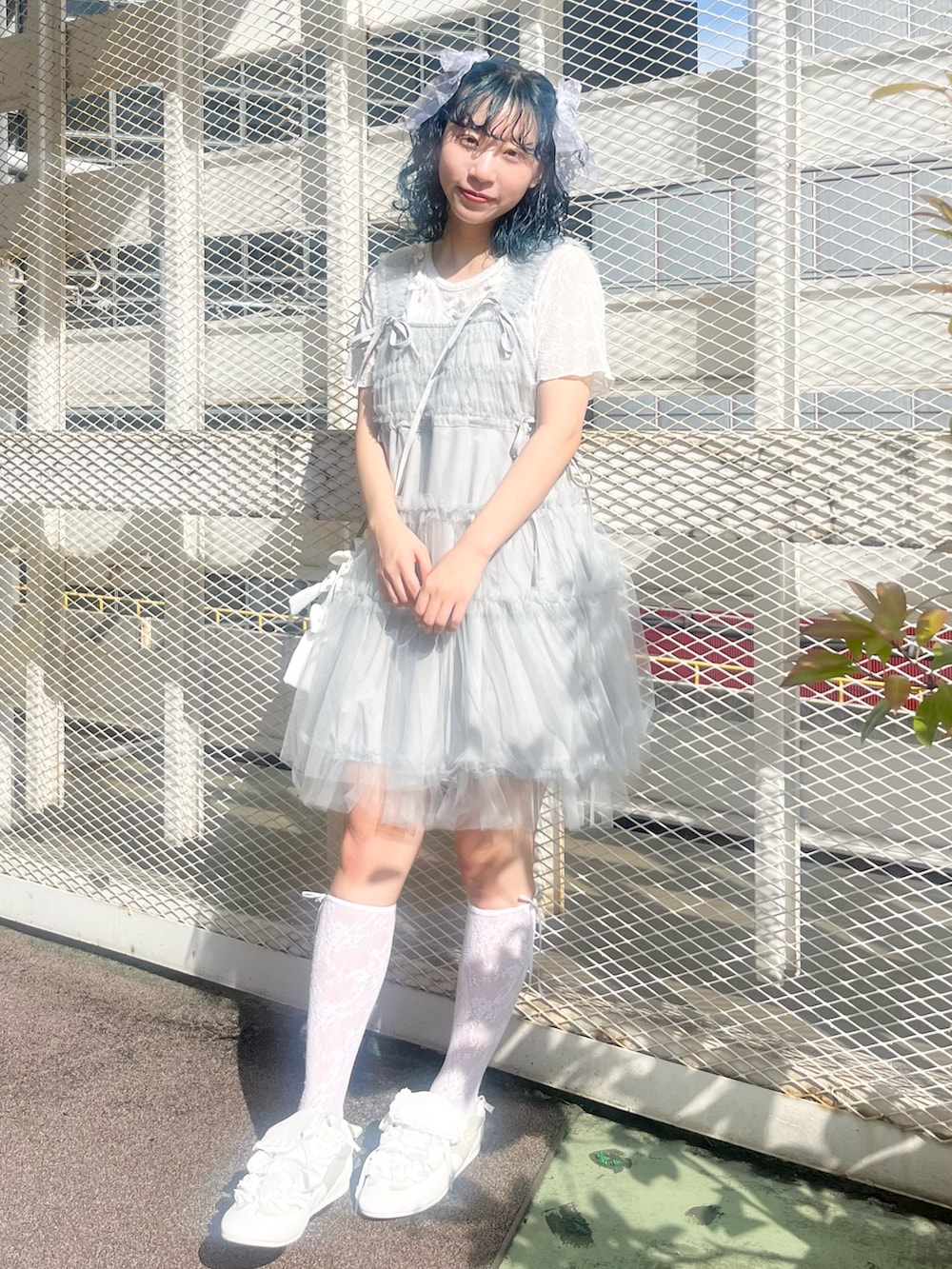 ホワイト系のTシャツ/カットソー、グレー系のワンピース、ホワイト系のショルダーバッグを着用したレディースの夏コーディネートの3枚目の写真