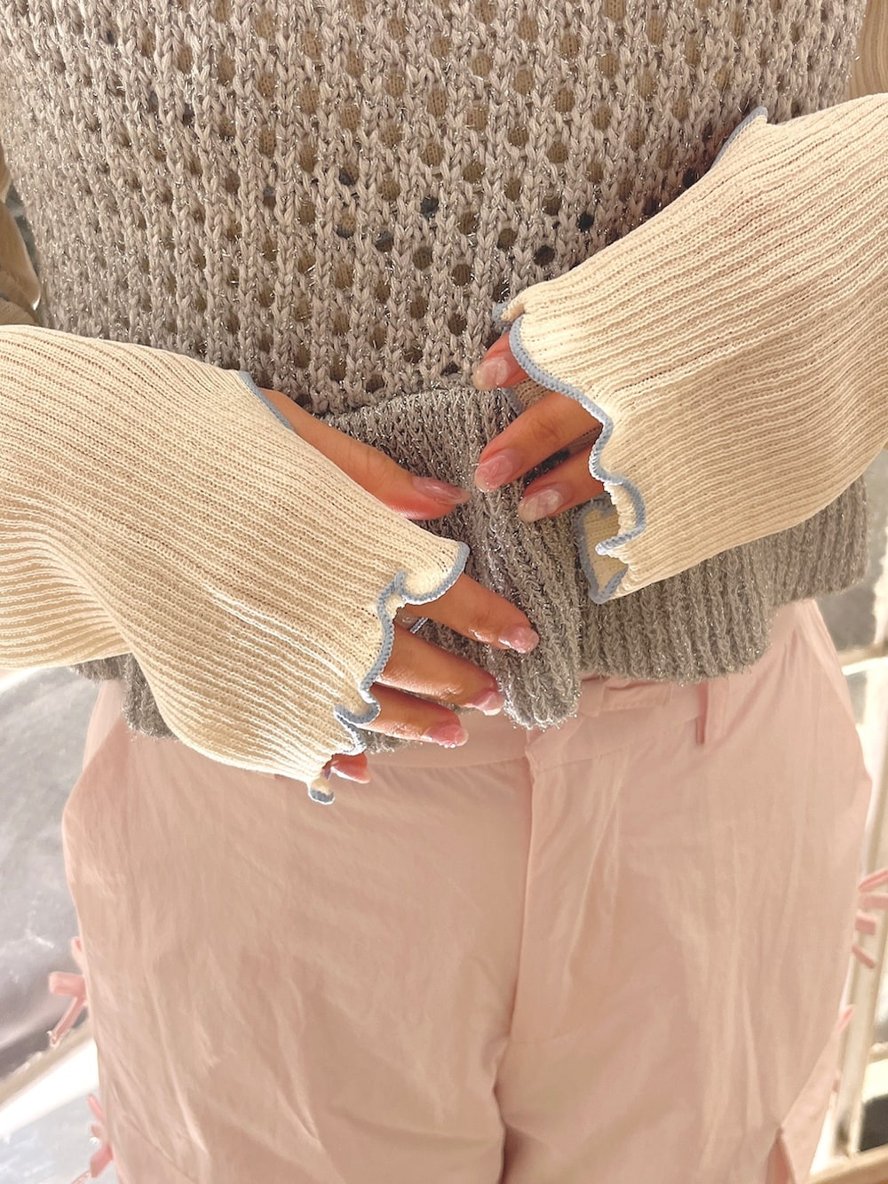 シルバー系のキャミソール、ホワイト系のTシャツ/カットソー、ホワイト系のショルダーバッグを着用したレディースの冬コーディネートの7枚目の写真