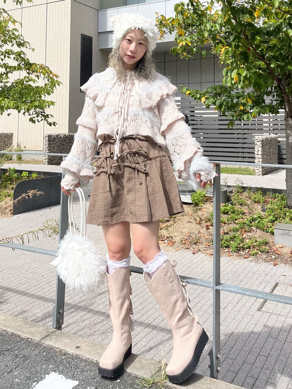 グレー系のカーディガン/ボレロ、ホワイト系のボストンバッグ、ホワイト系のTシャツ/カットソーを着用したレディースの秋コーディネートの2枚目の写真