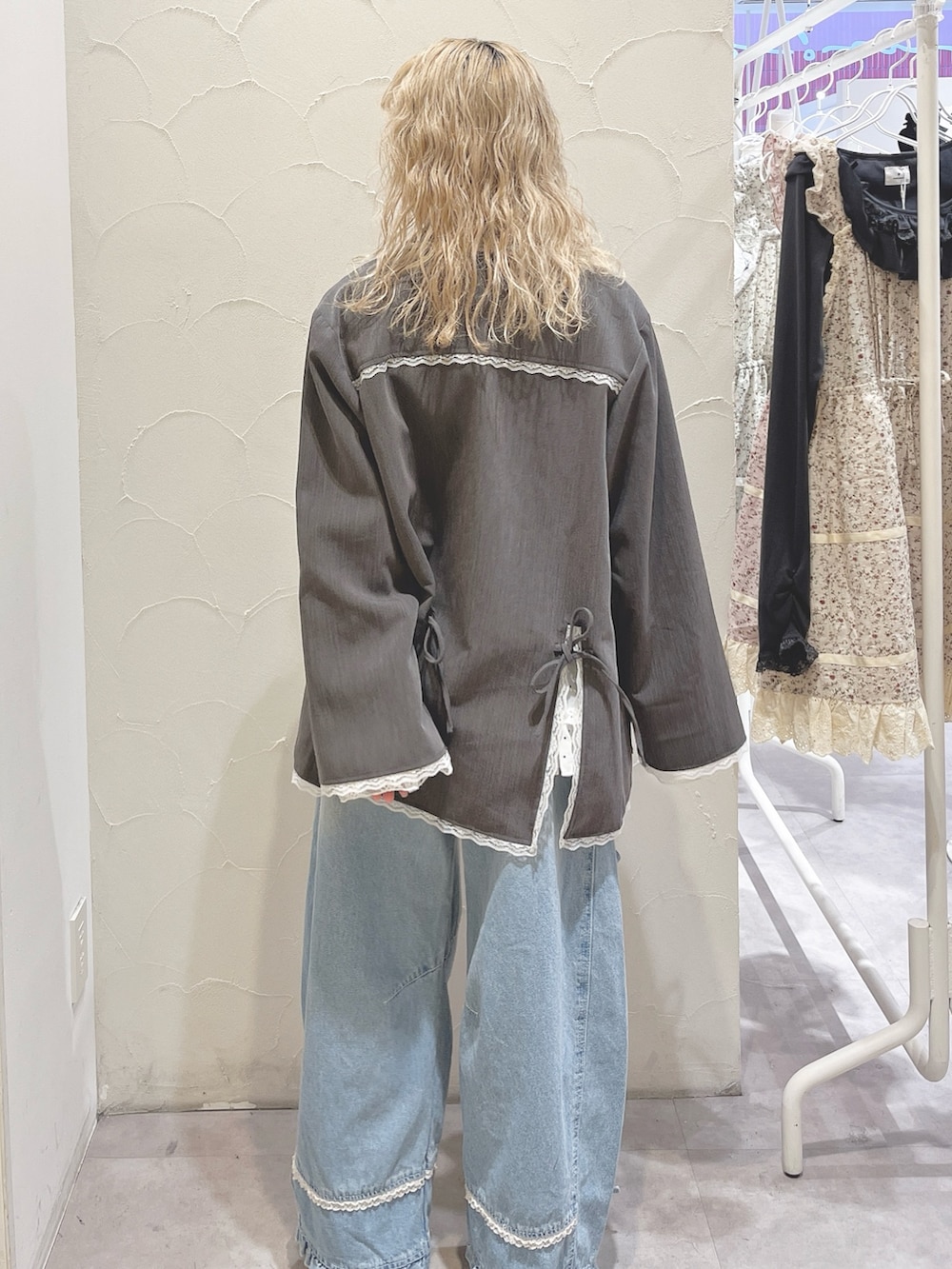 グレー系のテーラードジャケット、グレー系のTシャツ/カットソー、その他のスカートを着用したレディースの冬コーディネートの3枚目の写真