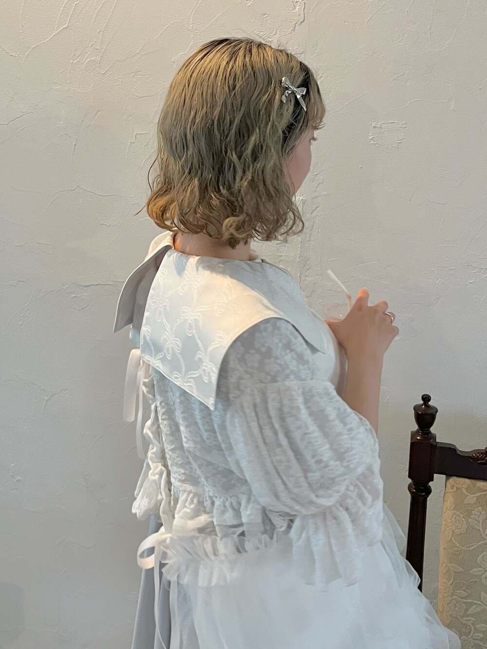 ブルー系のワンピース、ホワイト系のカーディガン/ボレロ、ホワイト系のバレエシューズを着用したレディースの春コーディネートの5枚目の写真