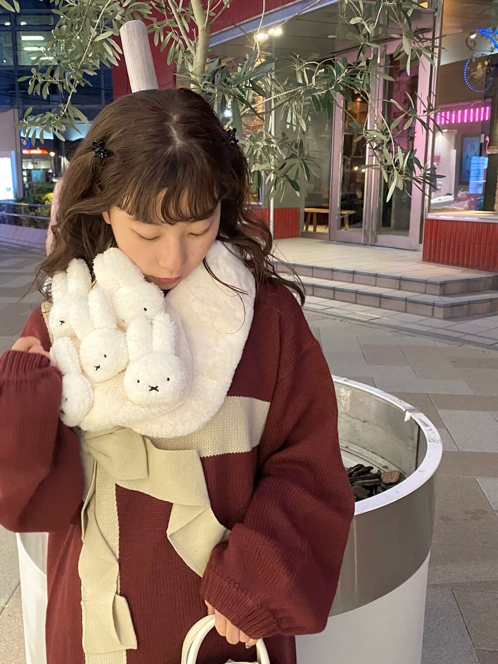 レッド系のワンピース、ホワイト系のボストンバッグ、レッド系のその他シューズを着用したレディースの秋コーディネートの3枚目の写真