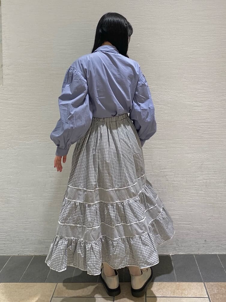 ホワイト系のパンプス、ブルー系のシャツ/ブラウス、グレー系のスカートを着用したレディースの冬コーディネートの4枚目の写真