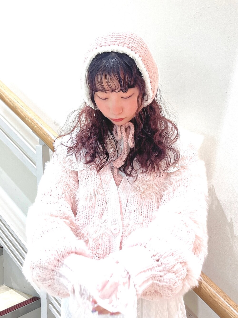 ピンク系のカーディガン/ボレロ、ホワイト系のシャツ/ブラウス、ホワイト系のワンピースを着用したレディースの秋コーディネートの3枚目の写真