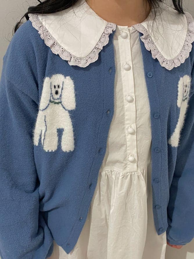 ホワイト系のスニーカー、ホワイト系のワンピース、ブルー系のカーディガン/ボレロを着用したレディースの冬コーディネートの5枚目の写真