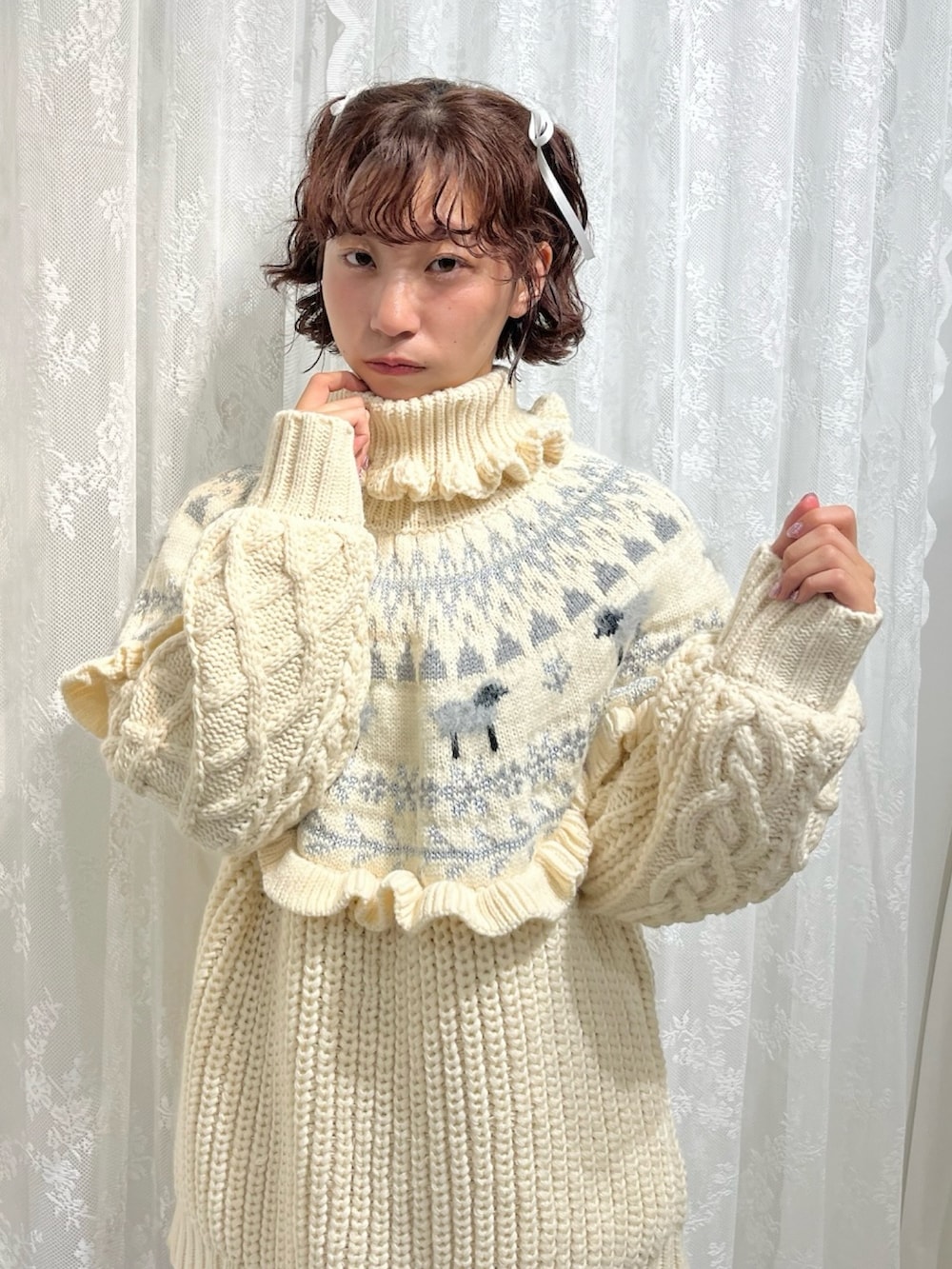 ホワイト系のニット/セーター、レッド系のワンピース、ホワイト系のスニーカーを着用したレディースの秋コーディネートの6枚目の写真