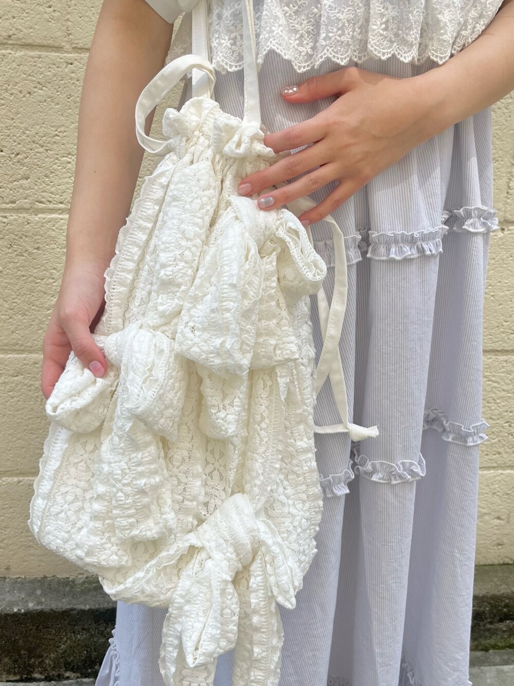 ホワイト系のシャツ/ブラウス、ブルー系のワンピース、ホワイト系のトートバッグを着用したレディースの春コーディネートの10枚目の写真