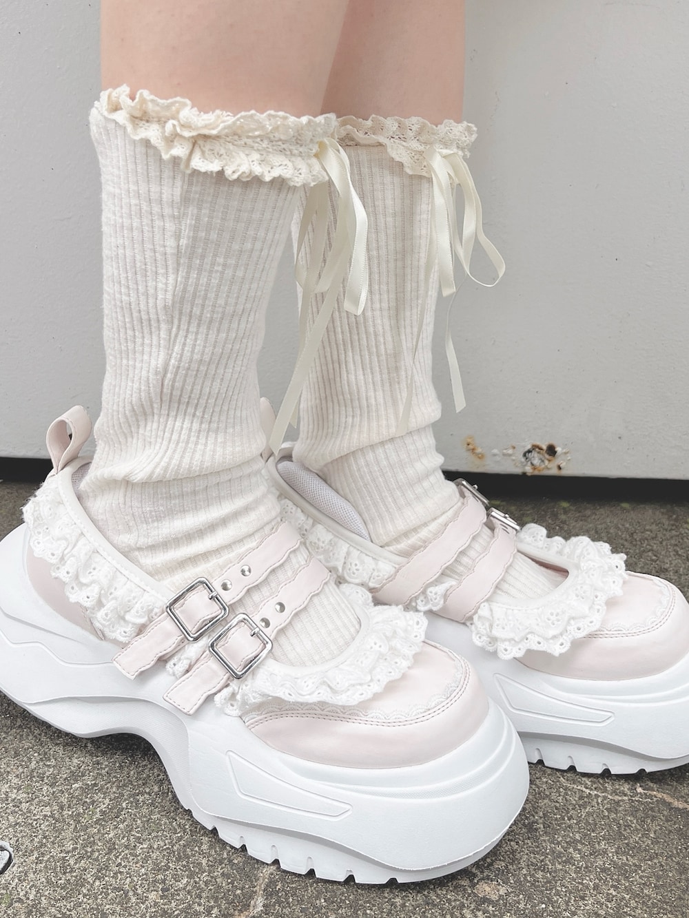 ピンク系のシャツ/ブラウス、ピンク系のワンピース、ホワイト系のバックパック/リュックを着用したレディースの夏コーディネートの10枚目の写真