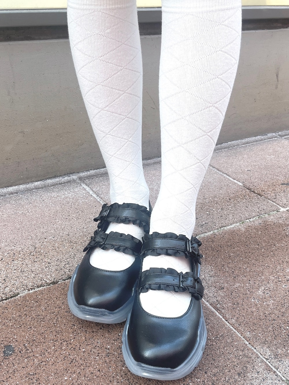 ホワイト系のスウェット、ブラック系のワンピース、ブラック系のスニーカーを着用したレディースの冬コーディネートの10枚目の写真