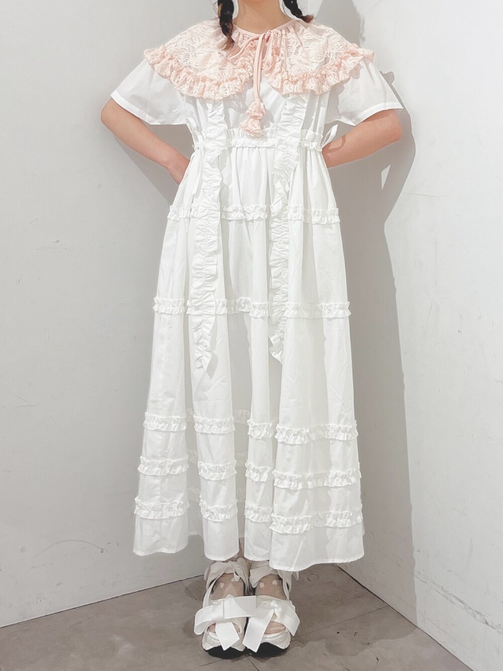 ホワイト系のワンピース、ホワイト系のサンダル、ピンク系の付け襟を着用したレディースの夏コーディネートの4枚目の写真