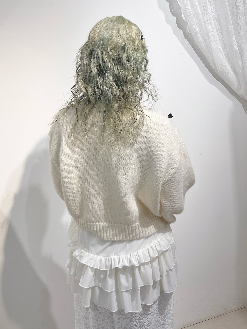 ホワイト系のその他パンツ、ホワイト系のニット/セーター、ホワイト系のTシャツ/カットソーを着用したレディースの夏コーディネートの6枚目の写真