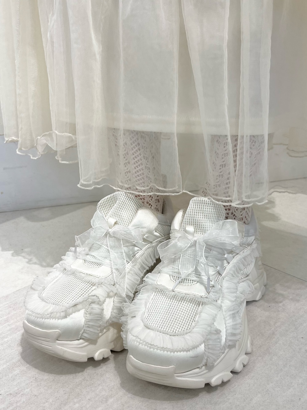 ブルー系のTシャツ/カットソー、ホワイト系のスカート、ホワイト系のスニーカーを着用したレディースの春コーディネートの10枚目の写真