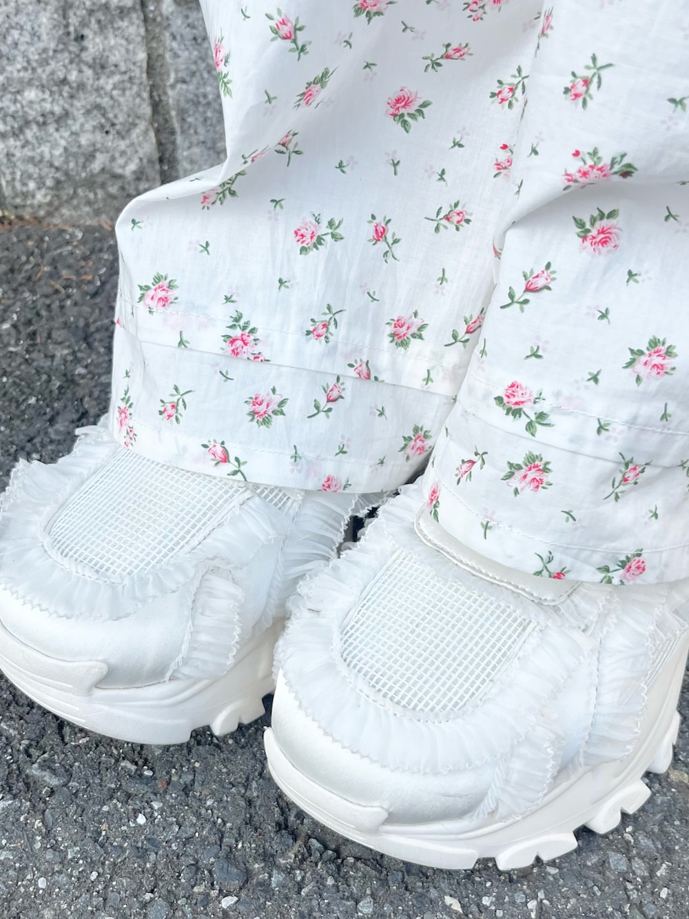 ホワイト系のTシャツ/カットソー、ホワイト系のスラックス、ピンク系のトートバッグを着用したレディースの春コーディネートの10枚目の写真