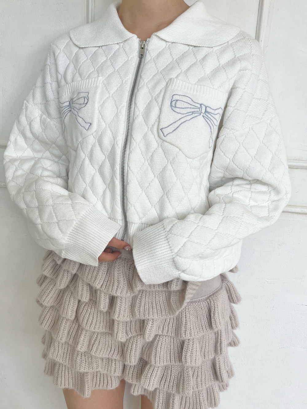 ホワイト系のカーディガン/ボレロ、ベージュ系のスウェットパンツ、ホワイト系のブーツを着用したレディースの秋コーディネートの9枚目の写真
