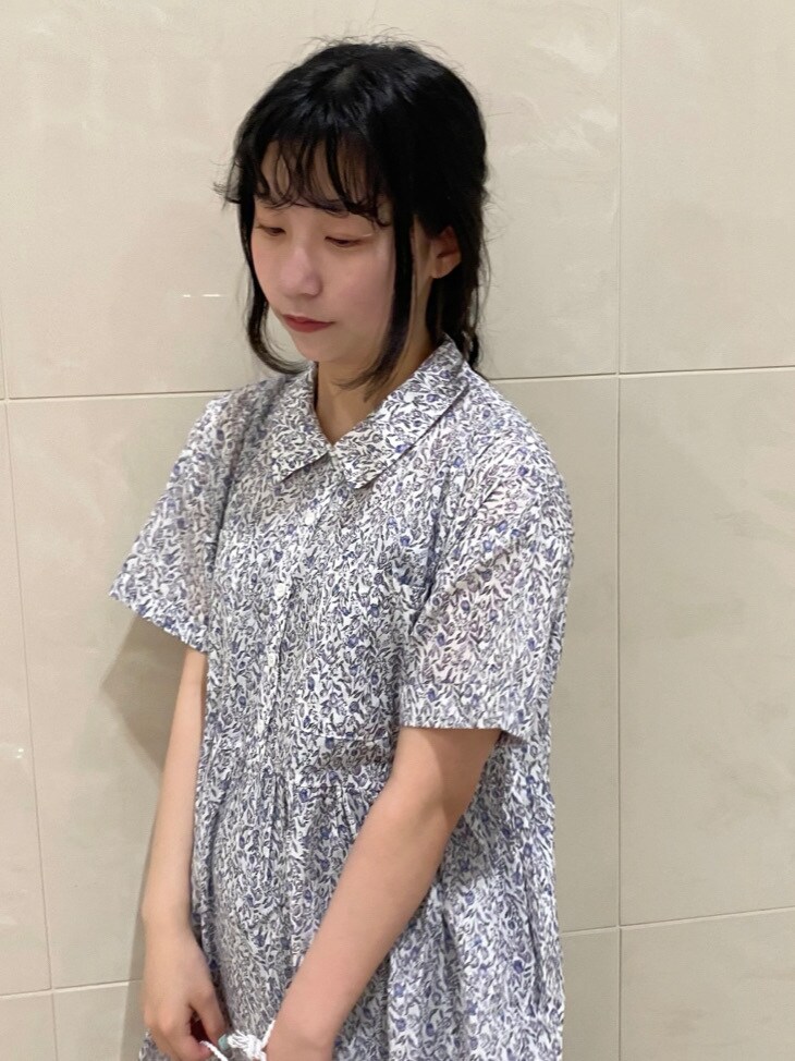 ホワイト系のパンプス、パープル系のワンピース、ホワイト系のその他雑貨を着用したレディースの春コーディネートの4枚目の写真