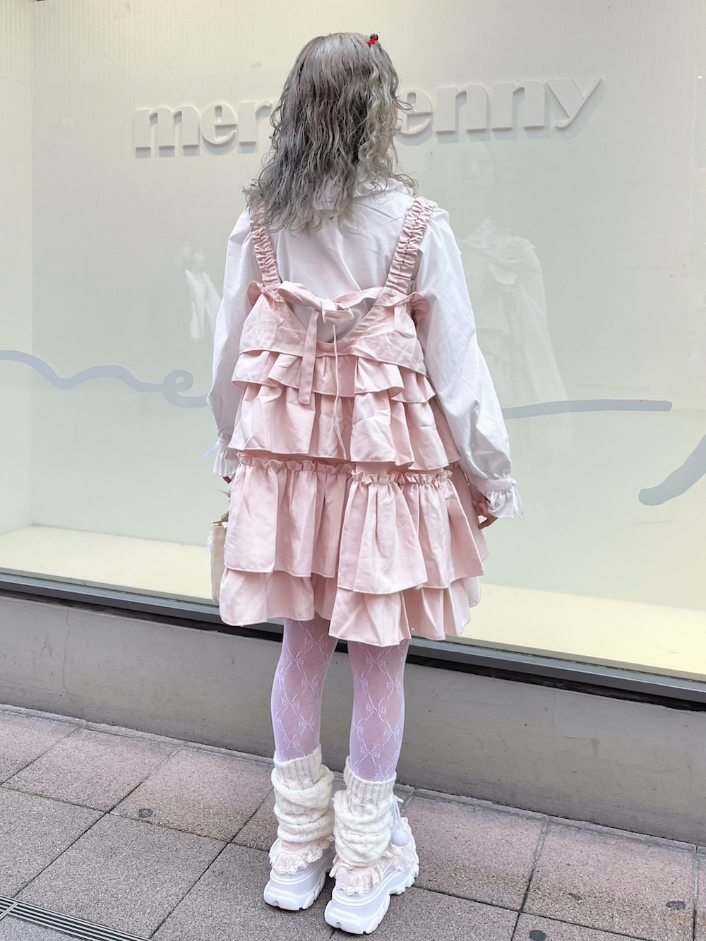 ホワイト系のシャツ/ブラウス、ピンク系のワンピース、ホワイト系のハンドバッグを着用したレディースの秋コーディネートの3枚目の写真