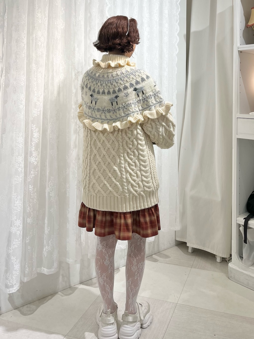 ホワイト系のニット/セーター、レッド系のワンピース、ホワイト系のスニーカーを着用したレディースの秋コーディネートの4枚目の写真