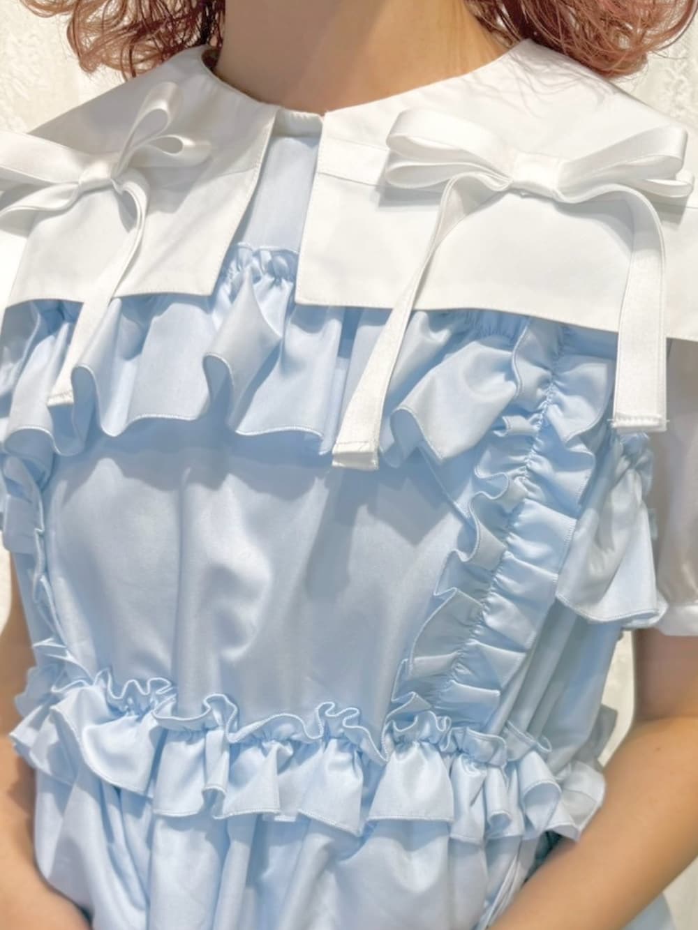 ホワイト系のシャツ/ブラウス、ブルー系のワンピース、ホワイト系のスニーカーを着用したレディースの夏コーディネートの5枚目の写真