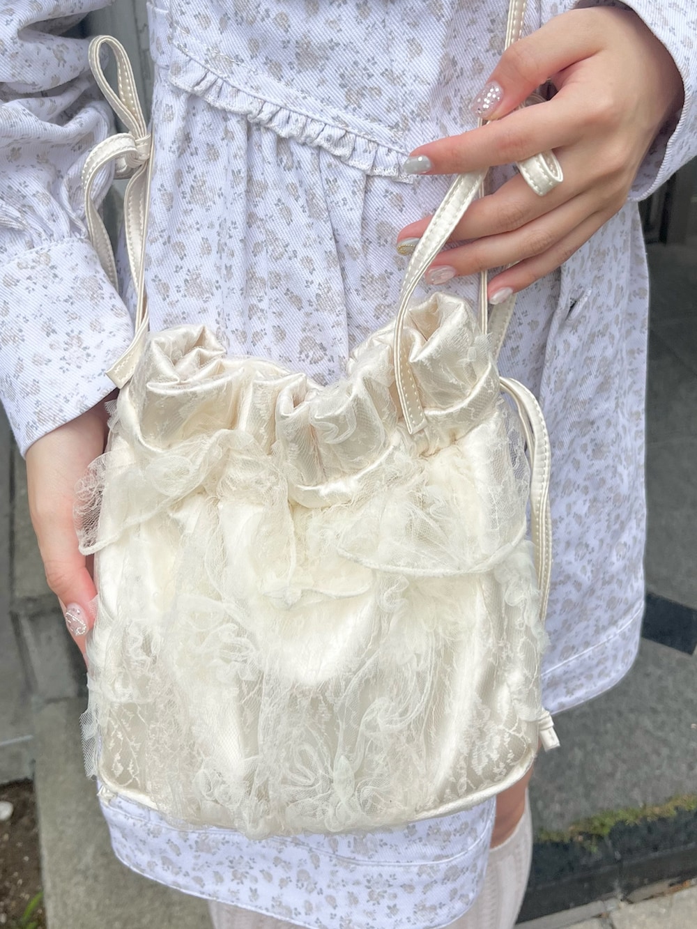 ホワイト系のワンピース、ホワイト系のショルダーバッグ、ベージュ系のローファーを着用したレディースの夏コーディネートの6枚目の写真