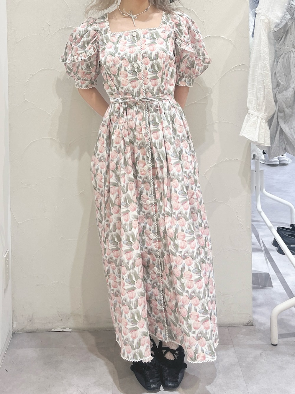 ホワイト系のワンピース、ブラック系のバレエシューズ、グリーン系のチョーカーを着用したレディースの春コーディネートの6枚目の写真