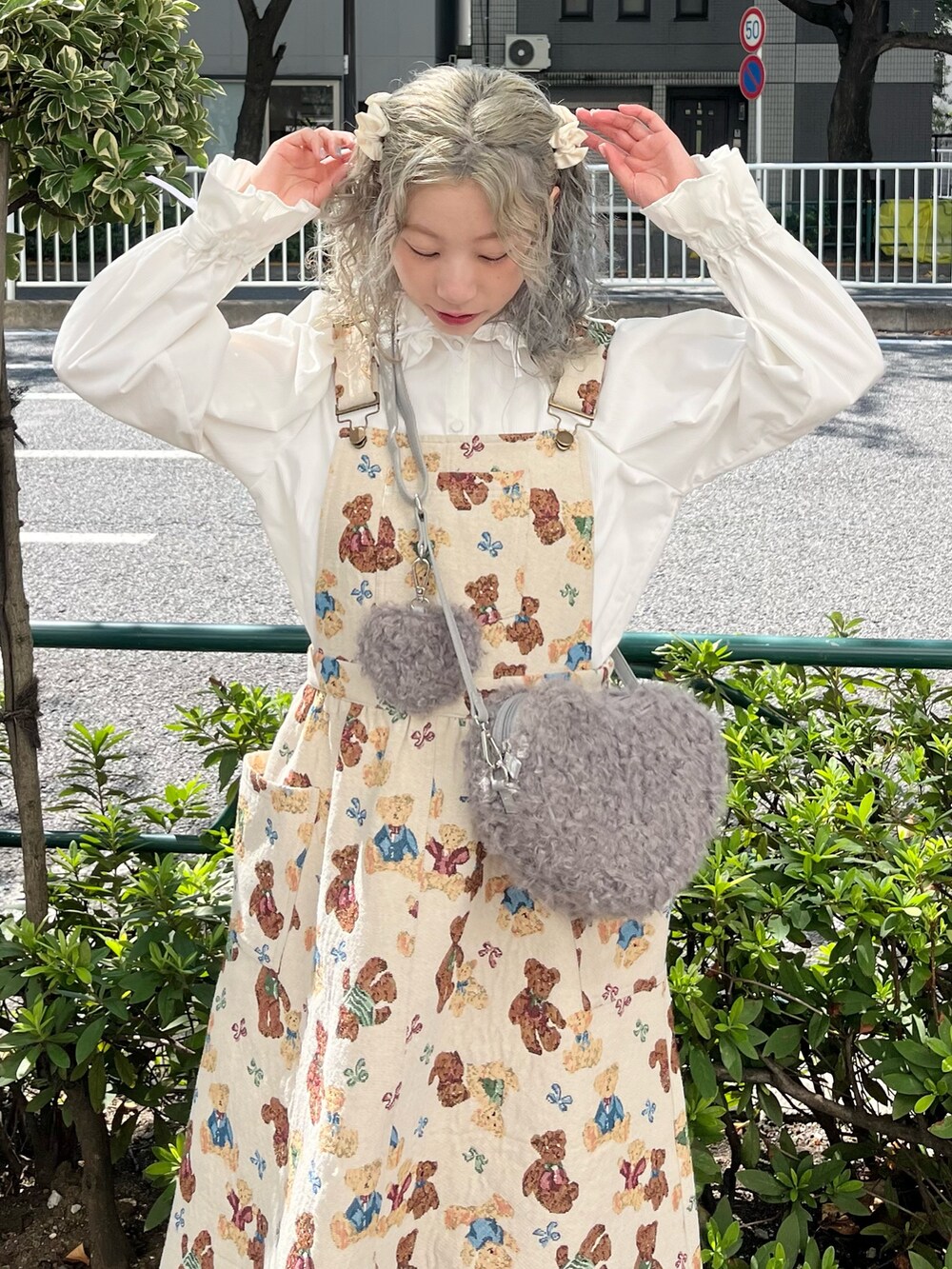 ホワイト系のシャツ/ブラウス、ホワイト系のジャンパースカート、グレー系のショルダーバッグを着用したレディースの秋コーディネートの5枚目の写真