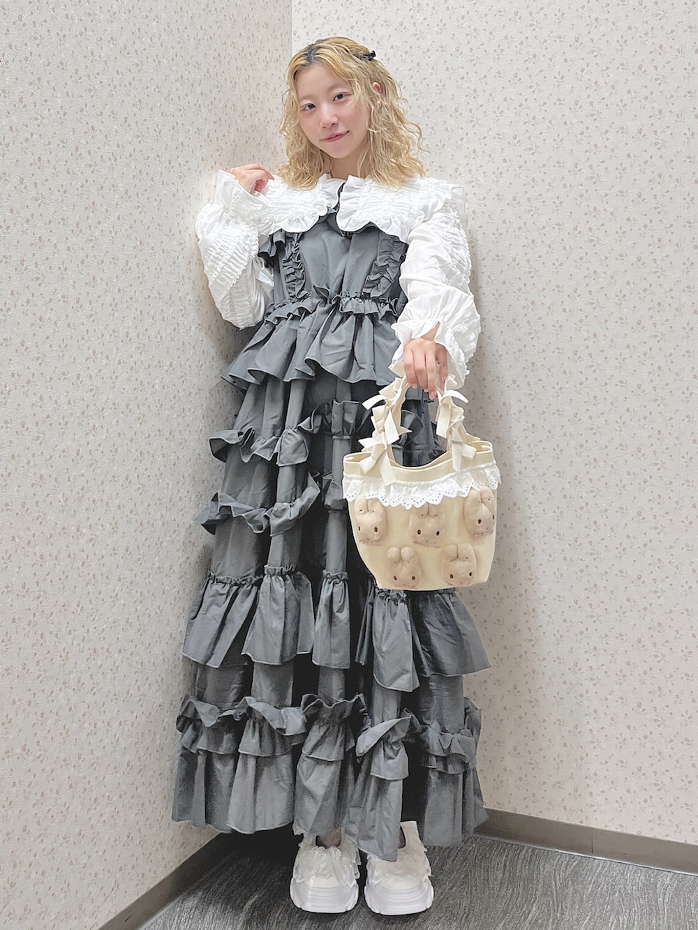 ホワイト系のシャツ/ブラウス、グレー系のワンピース、ホワイト系のハンドバッグを着用したレディースの夏コーディネートの2枚目の写真
