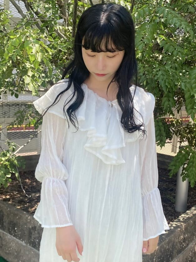 ホワイト系のワンピース、ブルー系のパンプスを着用したレディースの夏コーディネートの5枚目の写真