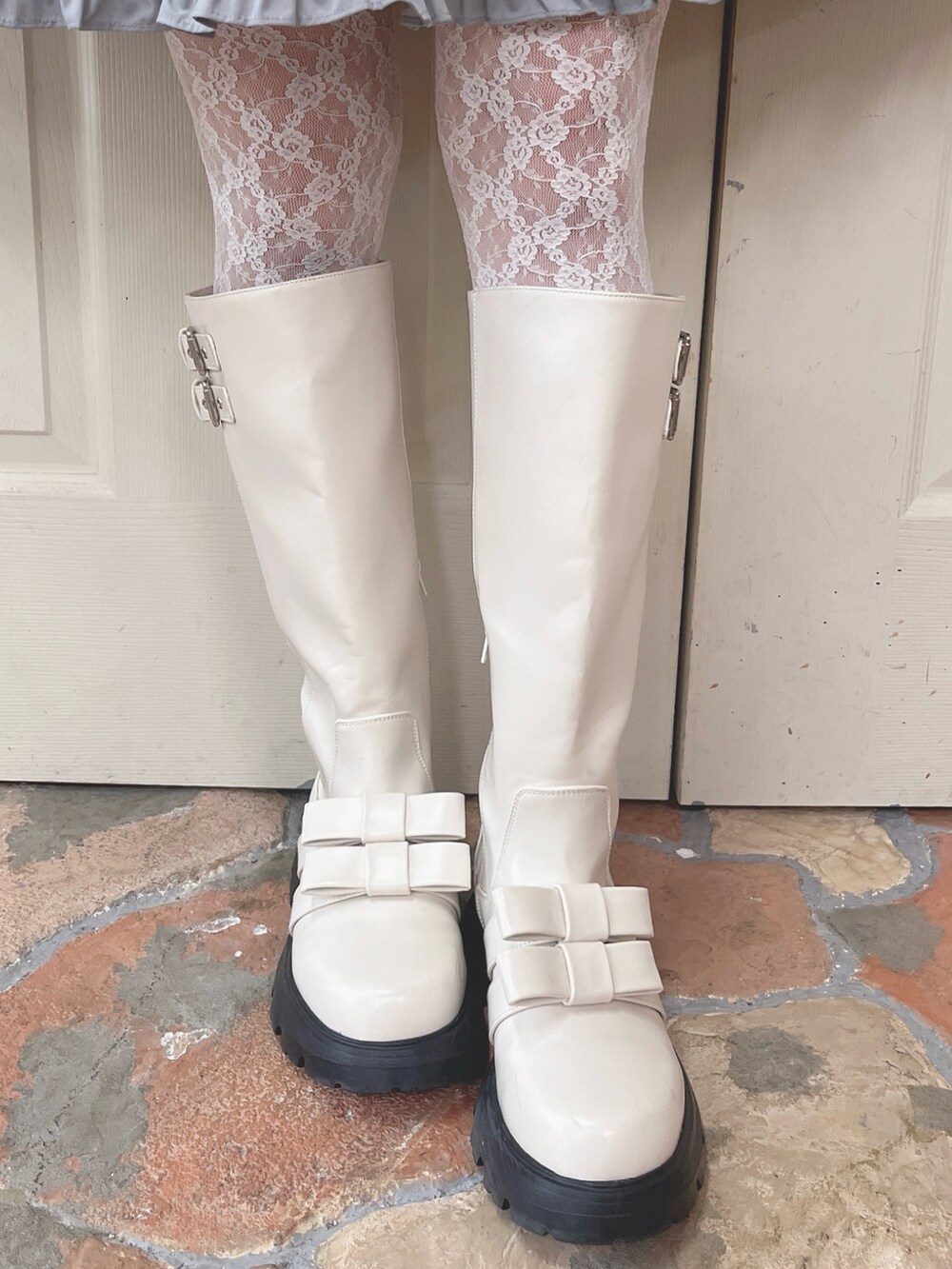 グレー系のワンピース、ホワイト系のブーツを着用したレディースの夏コーディネートの6枚目の写真