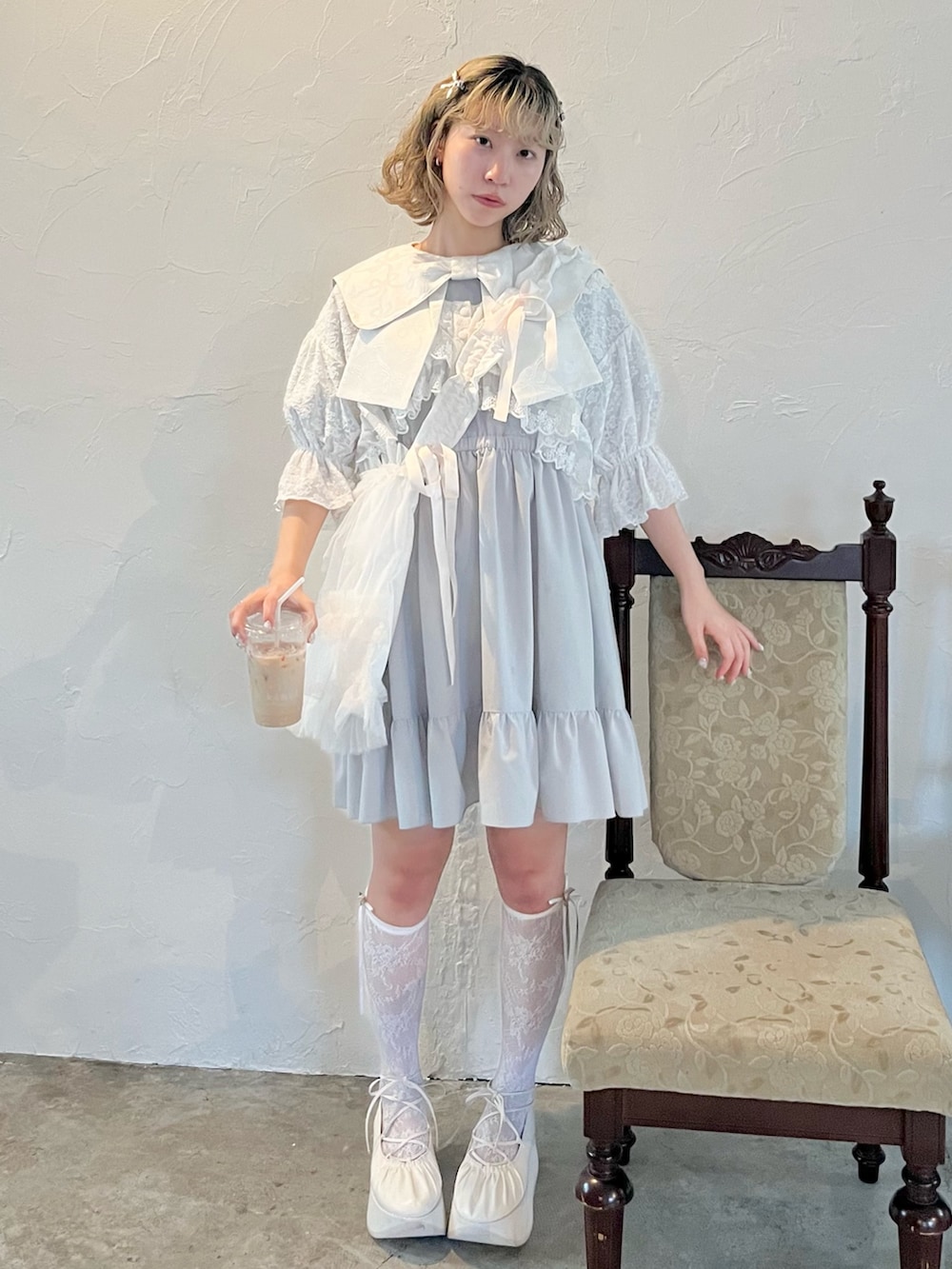 ブルー系のワンピース、ホワイト系のカーディガン/ボレロ、ホワイト系のバレエシューズを着用したレディースの春コーディネートの3枚目の写真