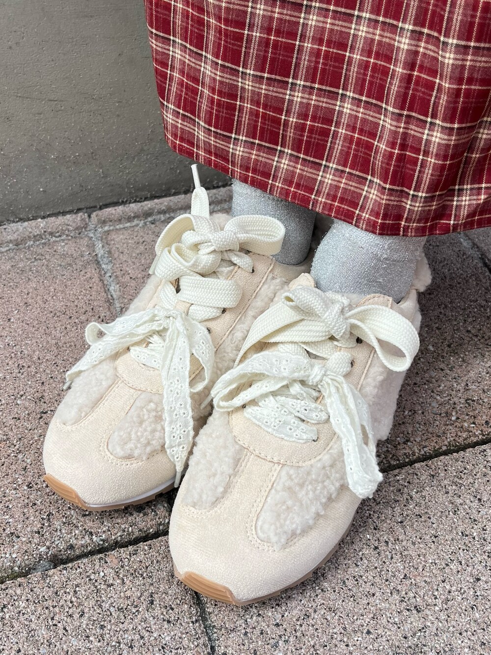 レッド系のワンピース、ホワイト系のカーディガン/ボレロ、ホワイト系のショルダーバッグを着用したレディースの秋コーディネートの10枚目の写真