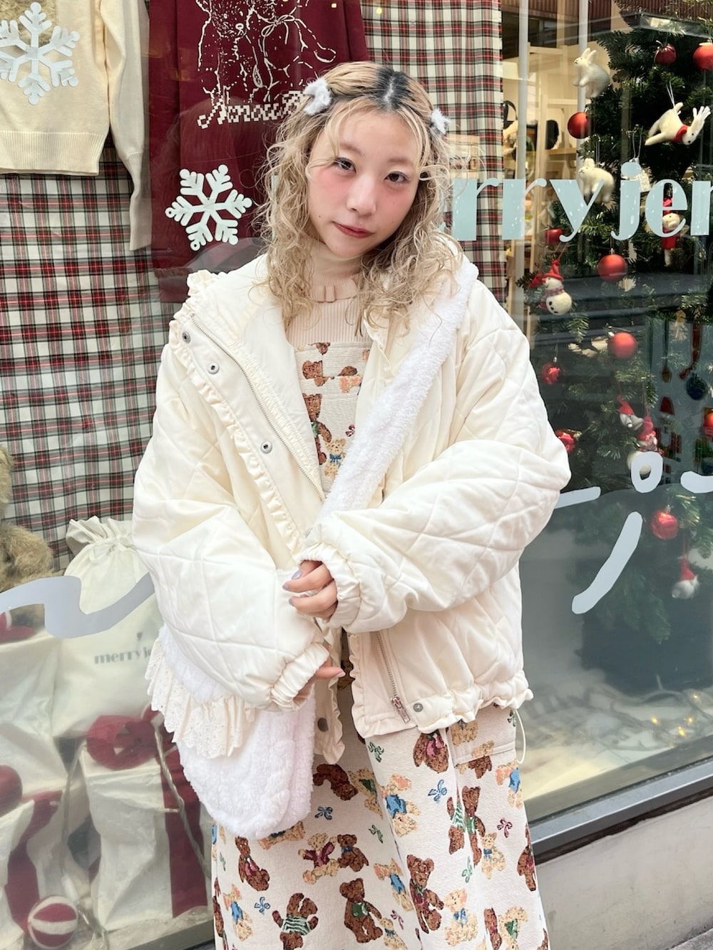 ホワイト系のダウンジャケット/コート、ホワイト系のショルダーバッグ、ホワイト系のニット/セーターを着用したレディースの冬コーディネートの5枚目の写真