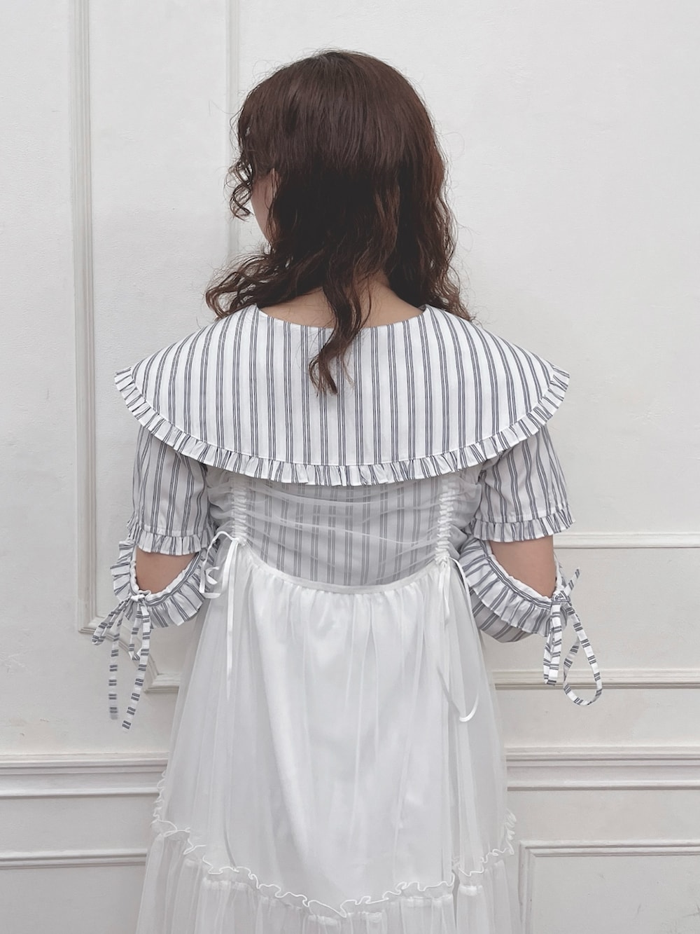 ホワイト系のシャツ/ブラウス、ホワイト系のシャツ/ブラウス、ホワイト系のワンピースを着用したレディースの夏コーディネートの8枚目の写真