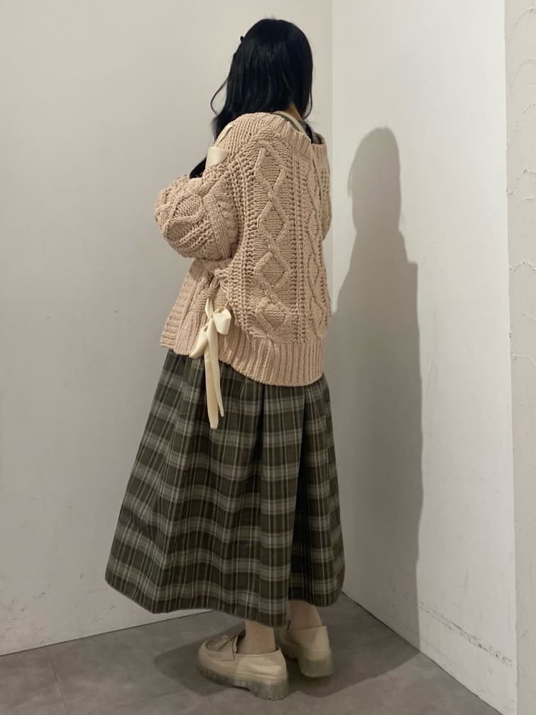 ベージュ系のカーディガン/ボレロ、ホワイト系のショルダーバッグ、グリーン系のワンピースを着用したレディースの秋コーディネートの2枚目の写真