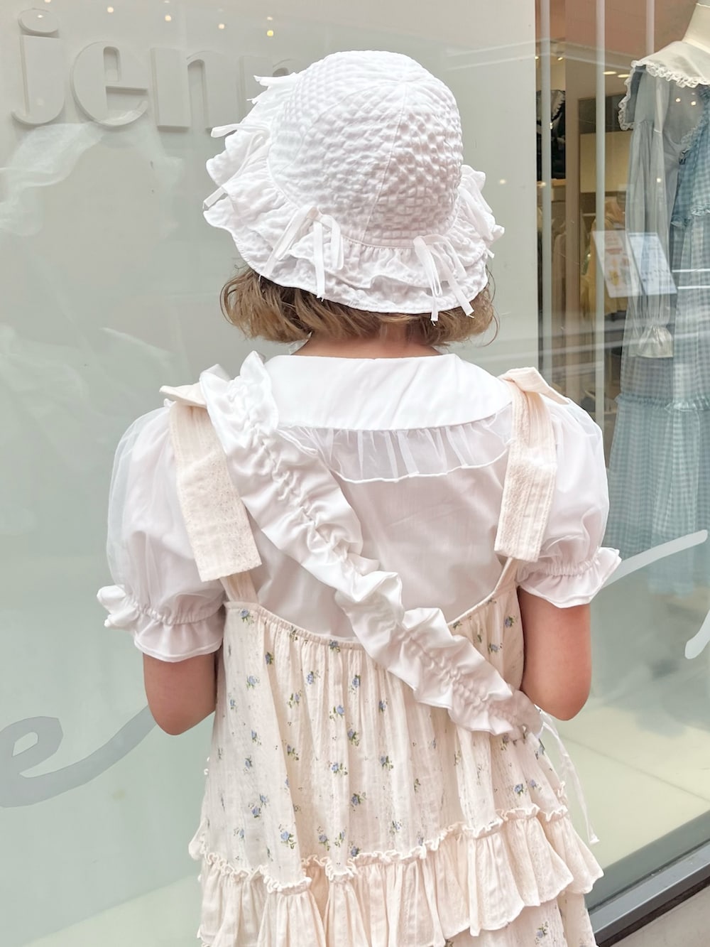 ホワイト系のシャツ/ブラウス、ブルー系のワンピース、ホワイト系のショルダーバッグを着用したレディースの春コーディネートの8枚目の写真