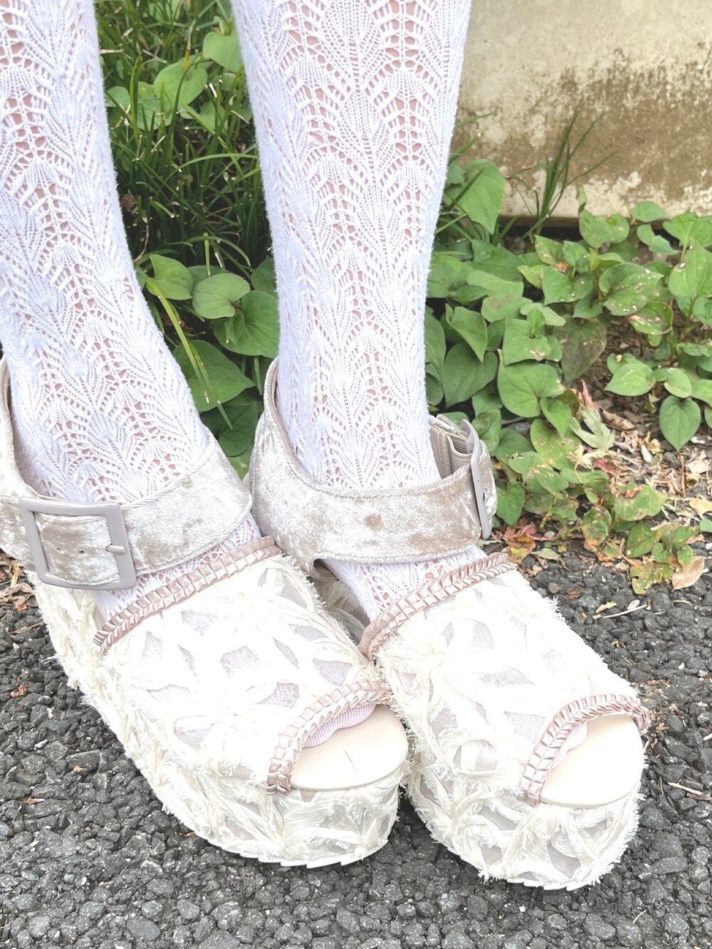 ブルー系のワンピース、ホワイト系のサンダルを着用したレディースの夏コーディネートの5枚目の写真